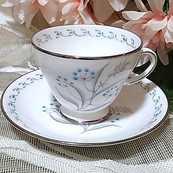 Beautiful Vintage Royal Grafton -Vogue Teacup & Saucer - Picture 1 of 7